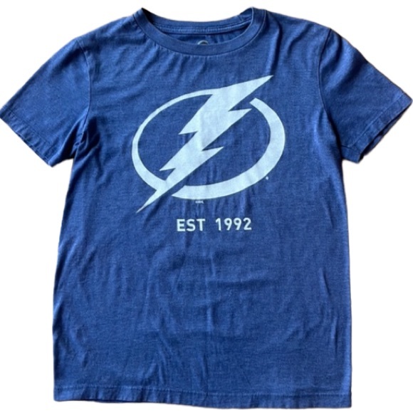 🦋 NHL TAMPA BAY LIGHTENING BOYS BLUE TSHIRT SHORT SLEEVED SIZE LARGE (10-12) - Picture 1 of 5
